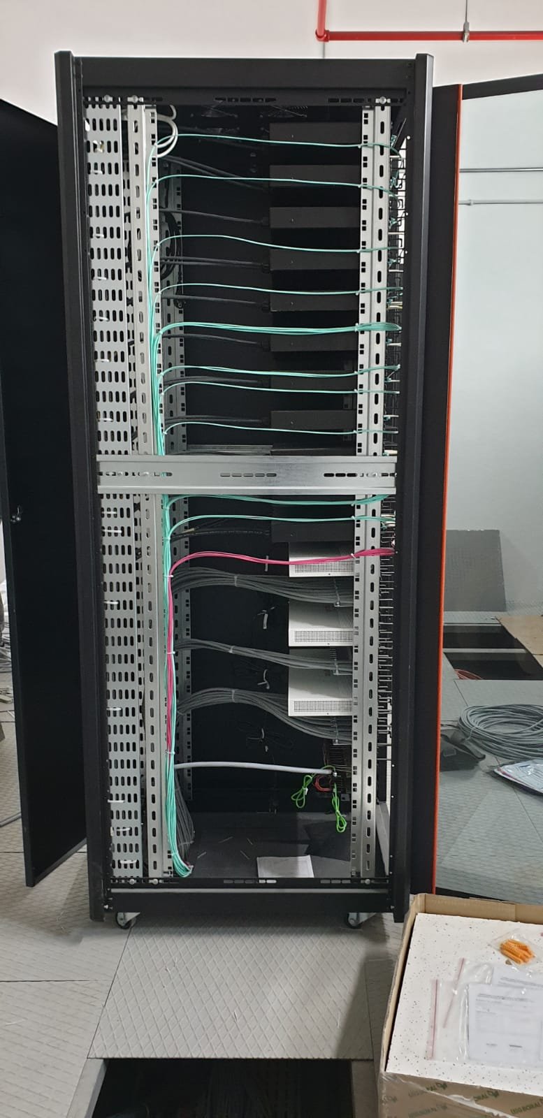 fabrika sistem odasi 42U rack kabin montaj ve reglaj